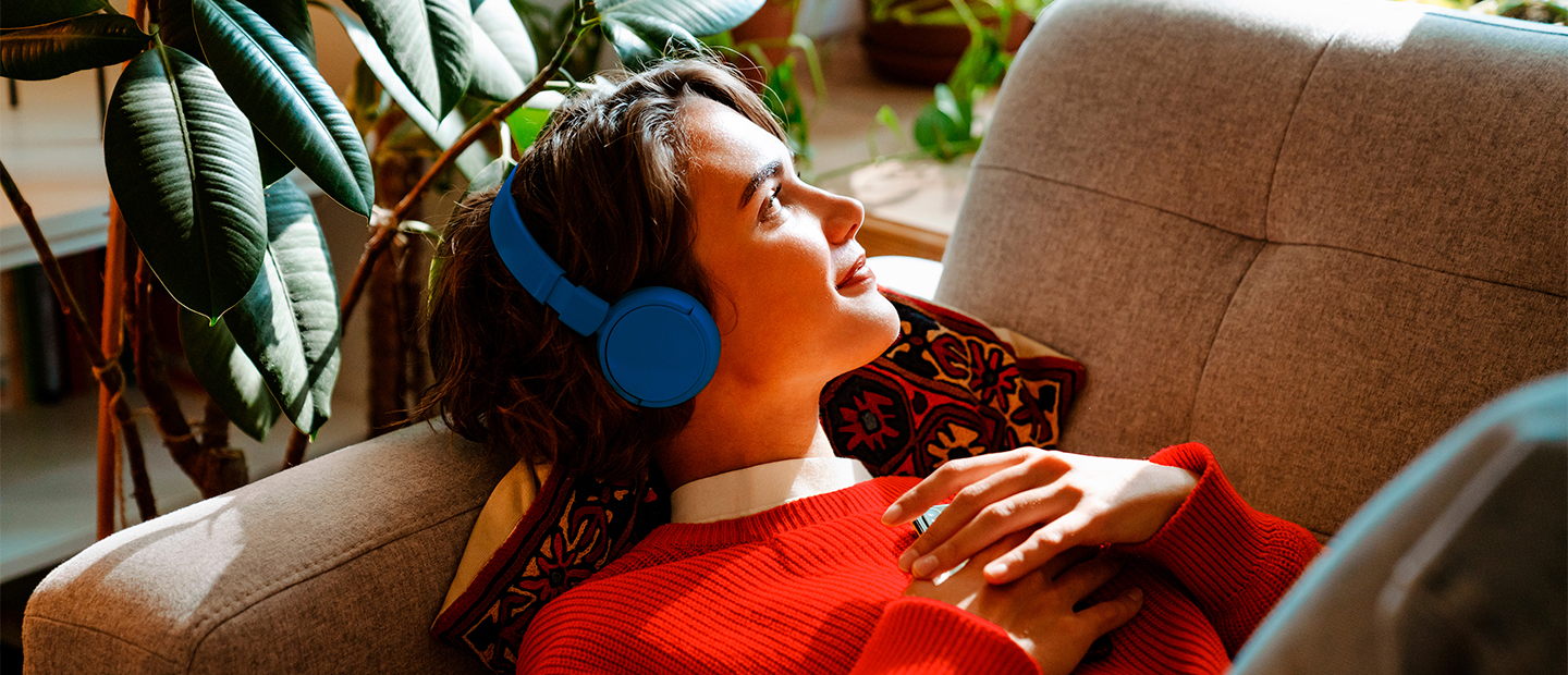 Foto mujer escuchando música