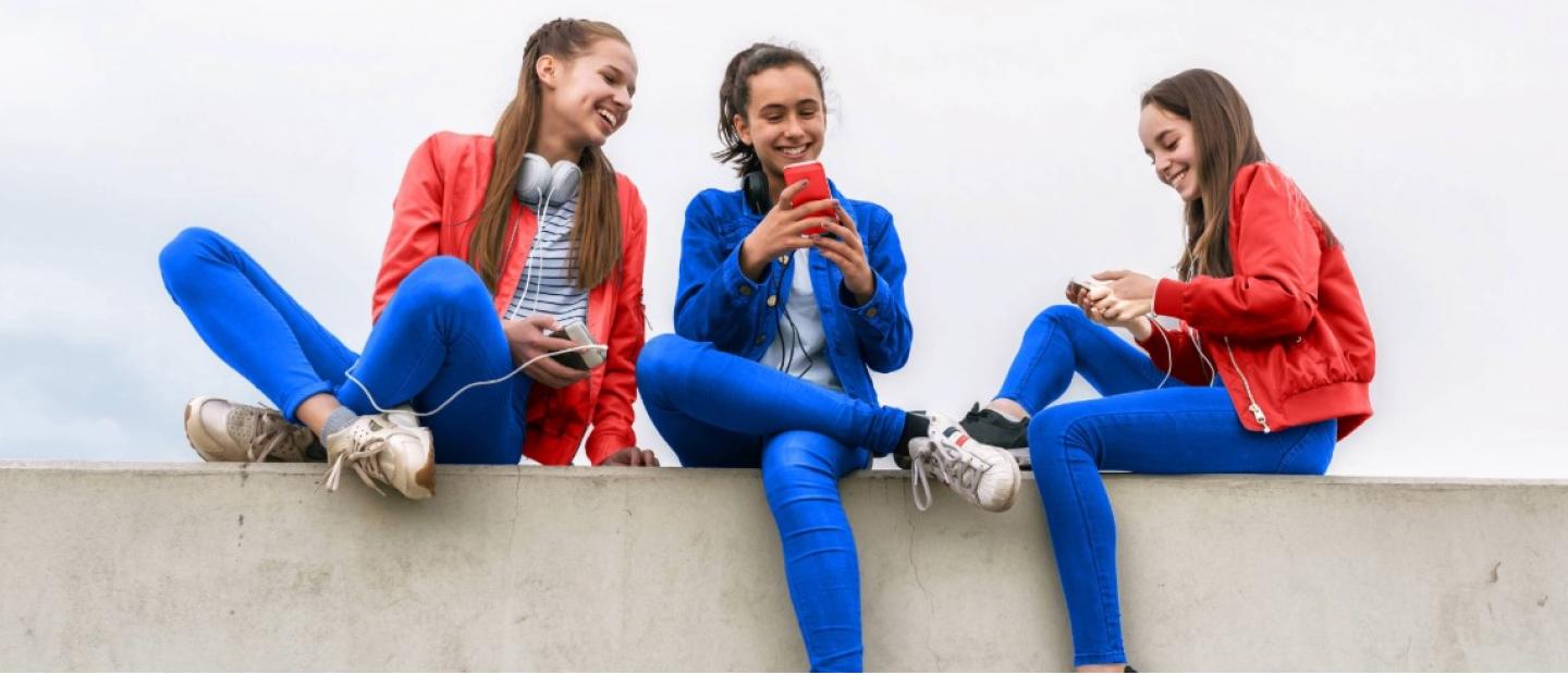 Tres jóvenes mirando el móvil