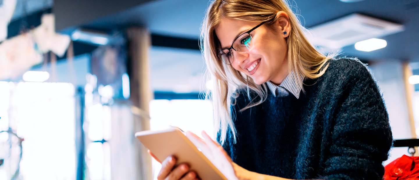 Chica sonriente mirando la tablet