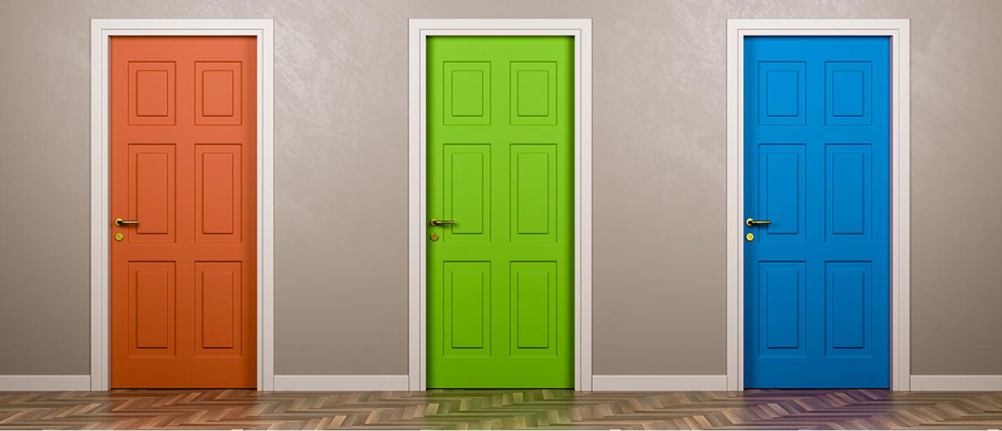 Pared con tres puertas de colores