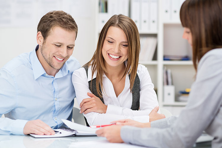 Pareja revisando unos papeles contentos