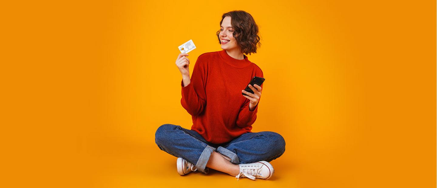 Joven disfrutando con sus tarjetas