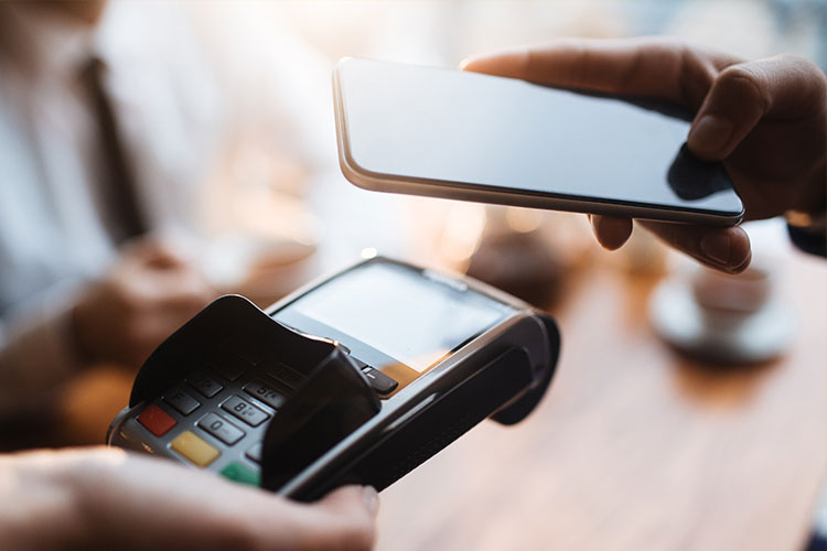 Tarjeta de pago en el teléfono móvil