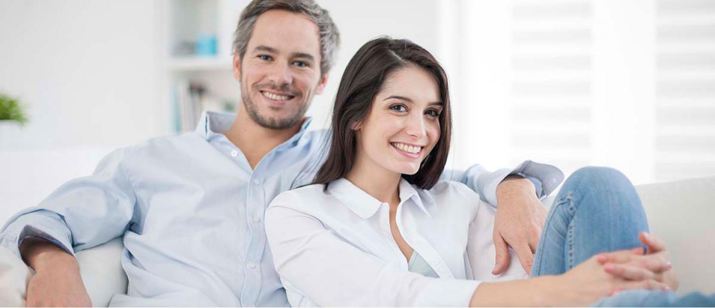 Pareja sabiendo que su hipoteca está controlada