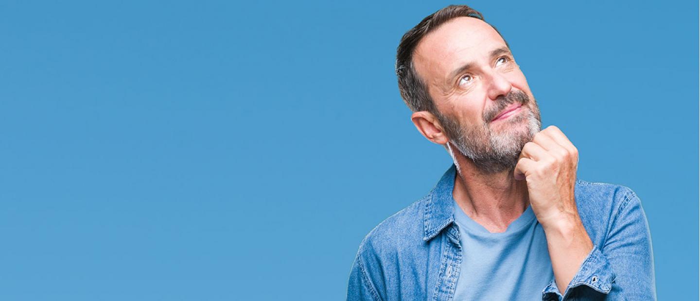 Hombre pensativo sobre sus gastos de hipoteca