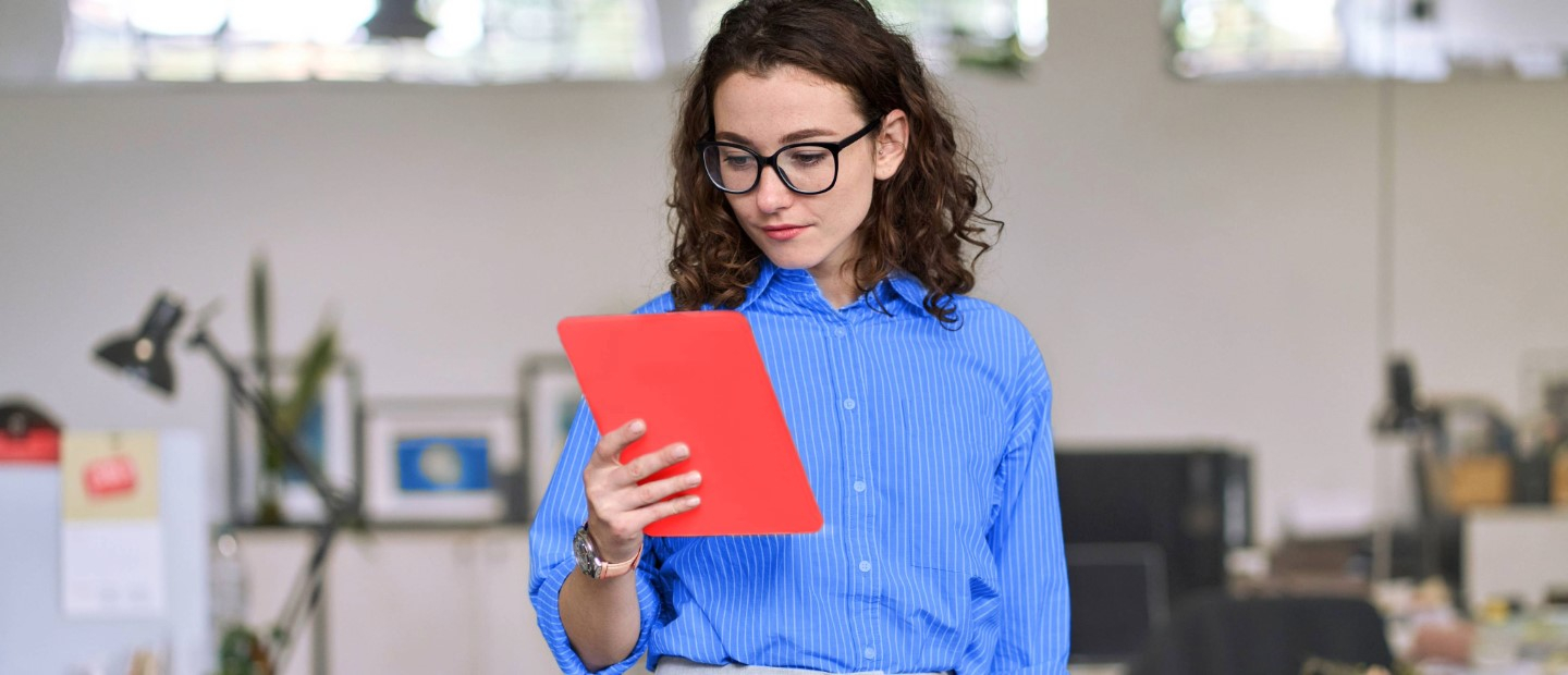 Joven mirando ofertas de empleo en la tablet