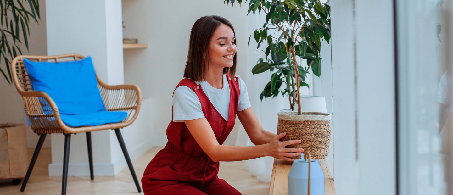 Joven organizando su hugar a la danesa