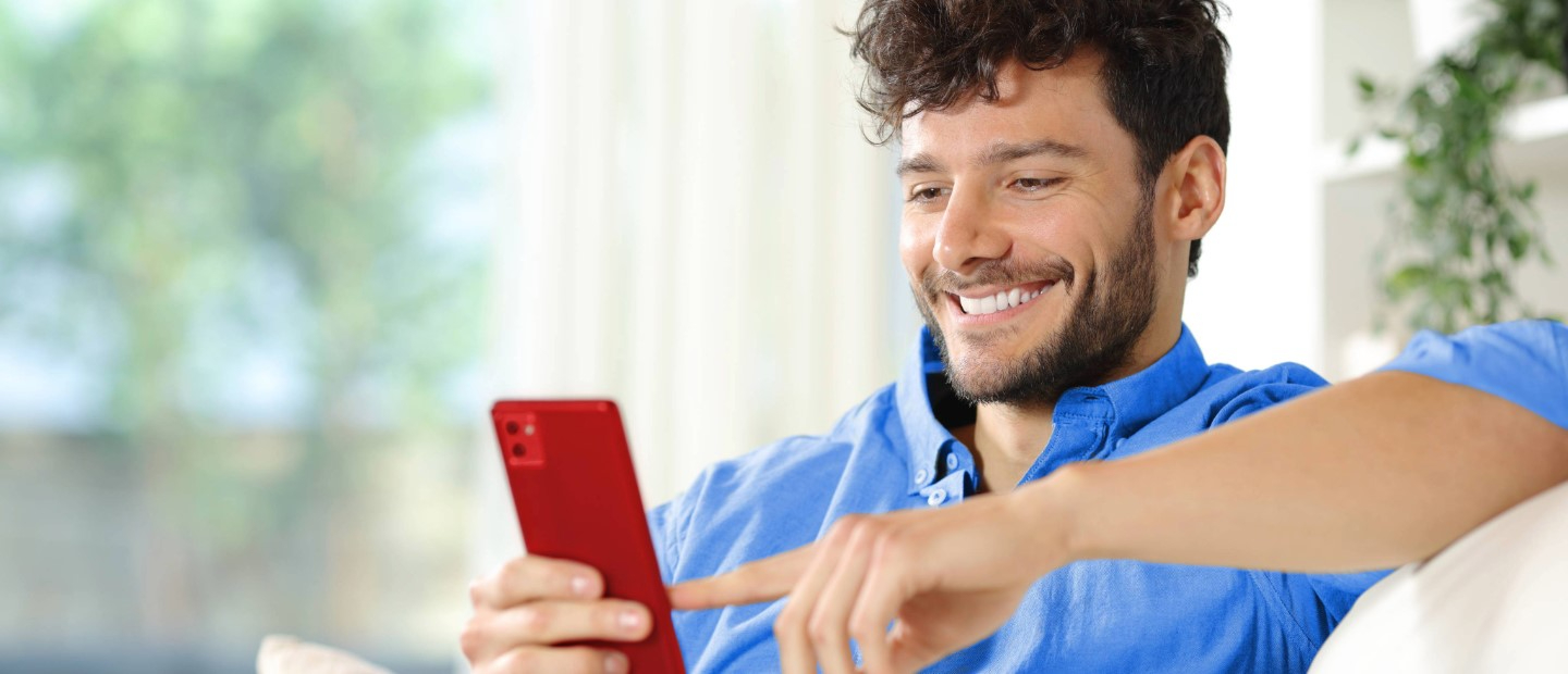 Joven revisando sus metas en el móvil