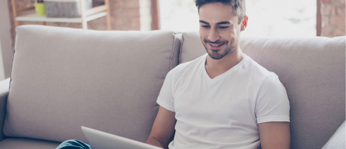 Imagen chico mirando ordenador