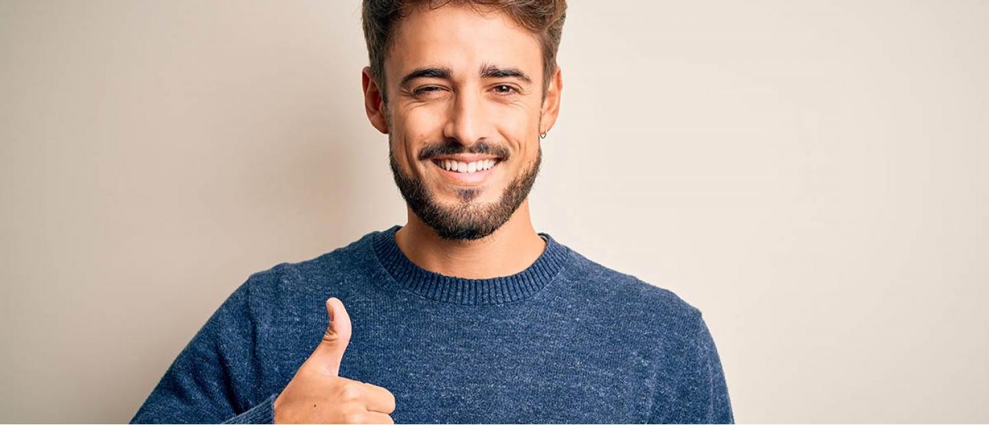 Imagen chico guiñando ojo y sonriendo