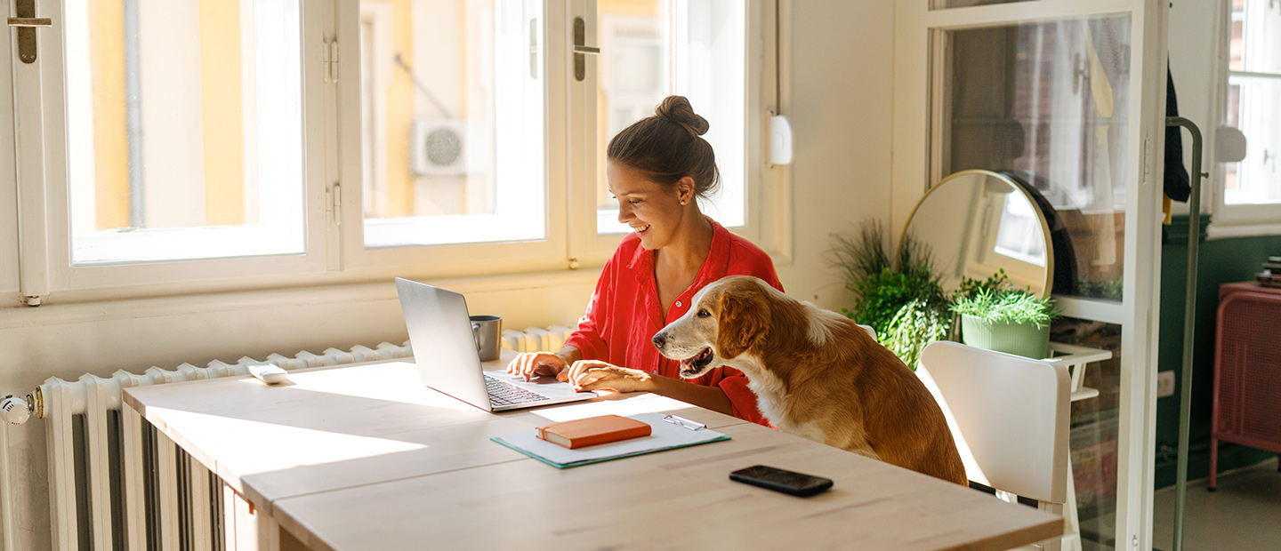 Joven revisando facturas de energía