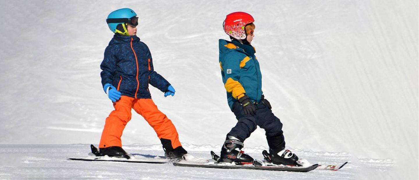 Foto de dos niños esquiando en la nieve