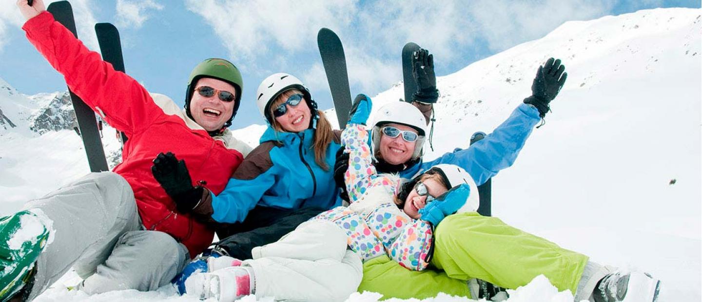 Imagen familia en la nieve