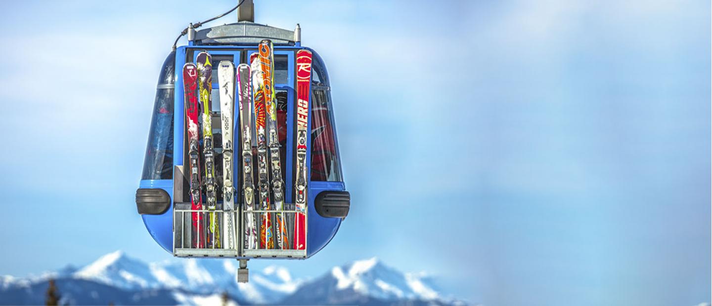 Imagen teléferico en la montaña con nieve
