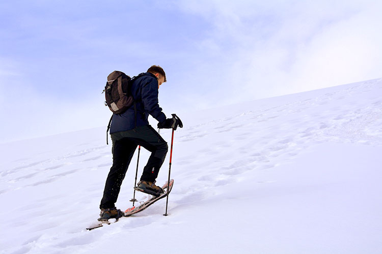Imagen hombre haciendo ruta en pistas de esquí