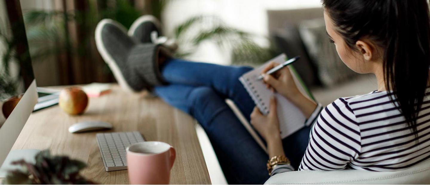 Imagen mujer realizando cuentas en su cuaderno