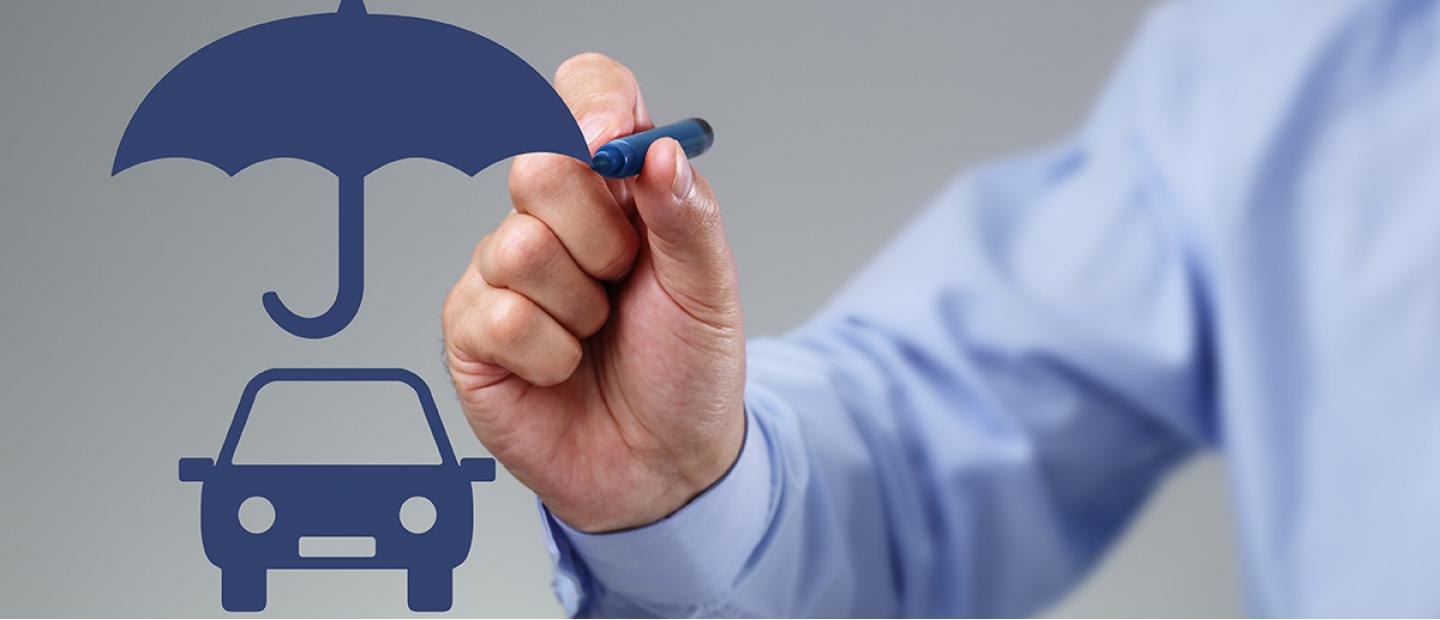 Imagen hombre dibujando un paraguas y un coche