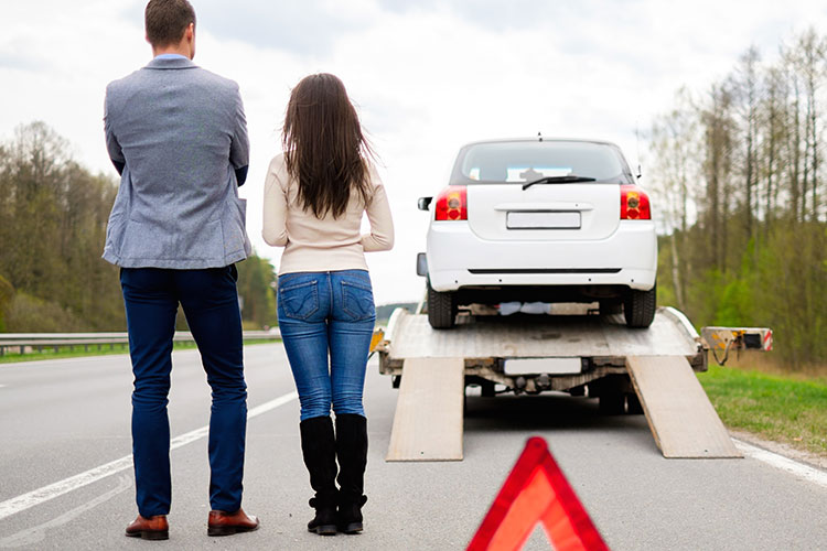 Imagen de un coche siendo recogido por la grúa