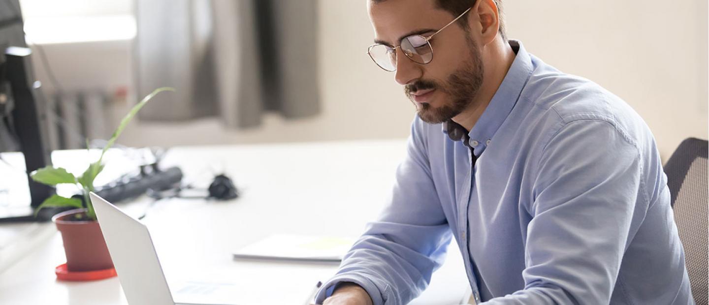 Imagen hombre trabajando en su escritorio