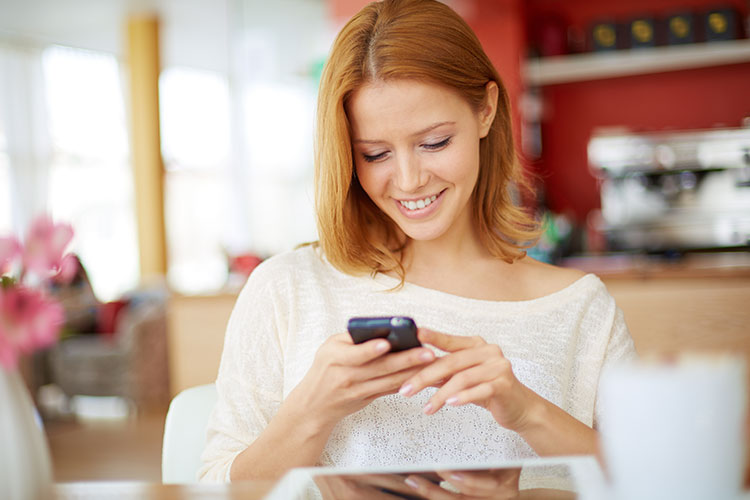 Imagen mujer joven buscando productos para invertir en su móvil