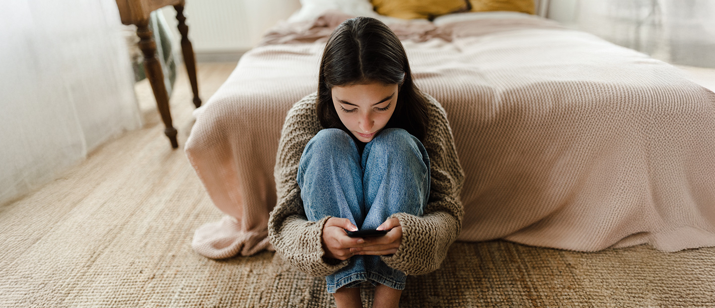 Joven revisando en su móvil los fraudes online