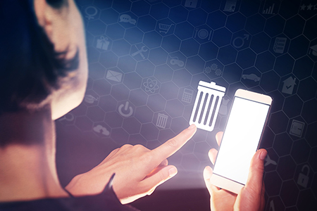 Imagen mano seleccionando una opción en la pantalla del teléfono