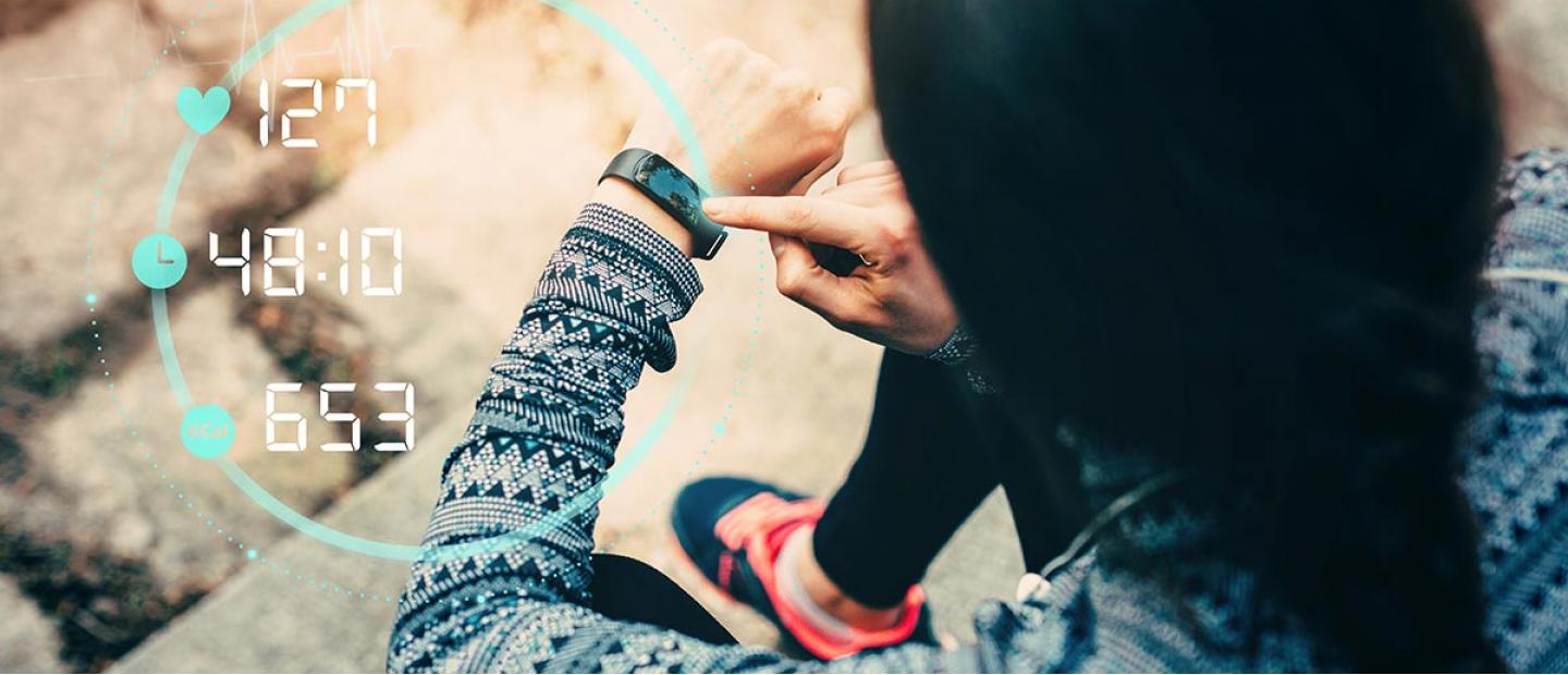 Imagen mujer revisando parámetros de su smartwatch