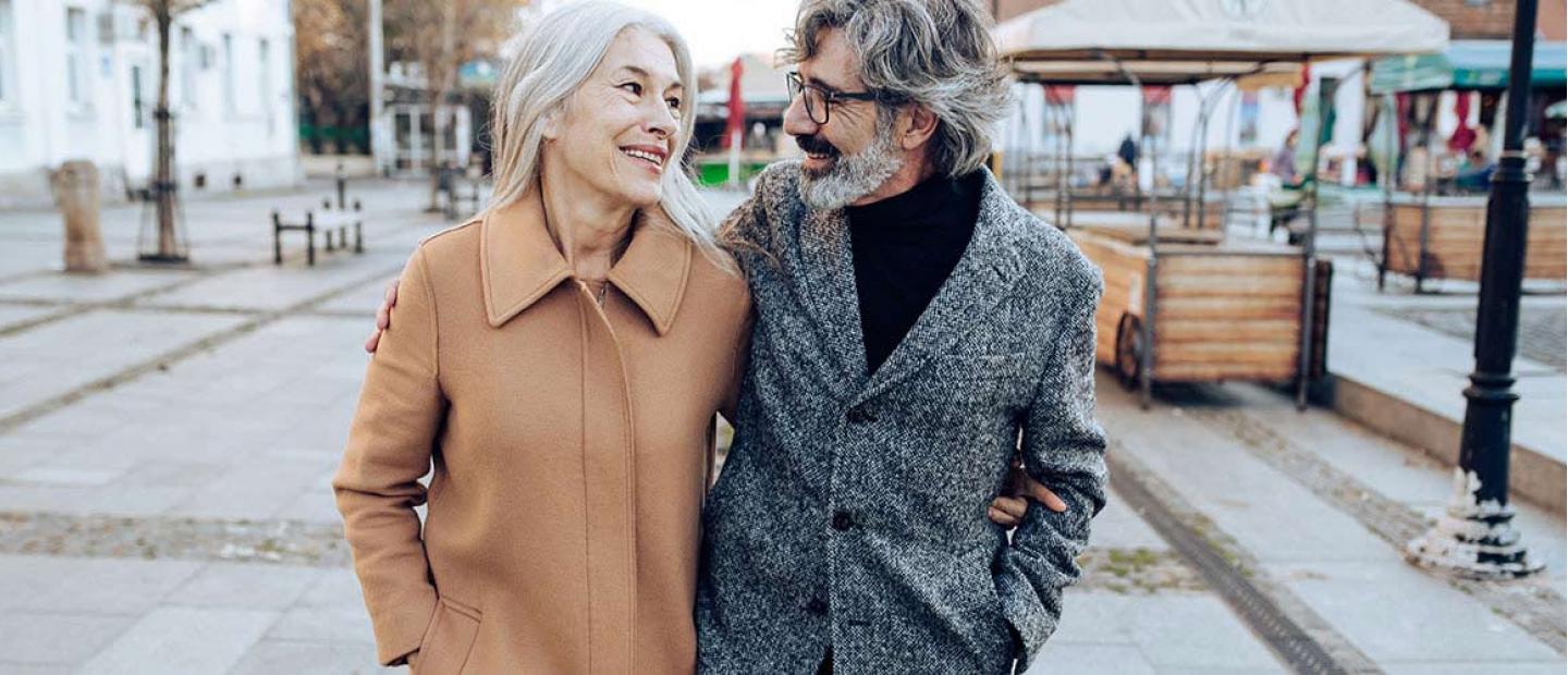 Imagen mujer y hombre paseando abrazados