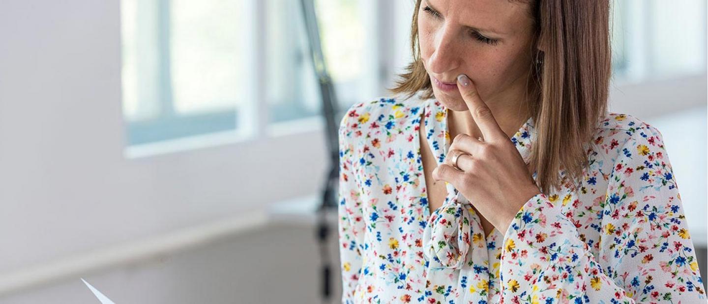 Imagen mujer pensando