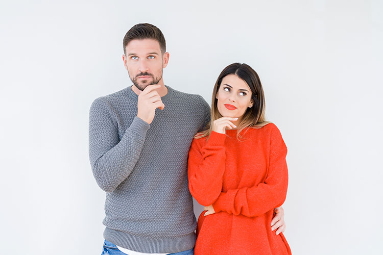 Imagen de una mujer y hombre pensando