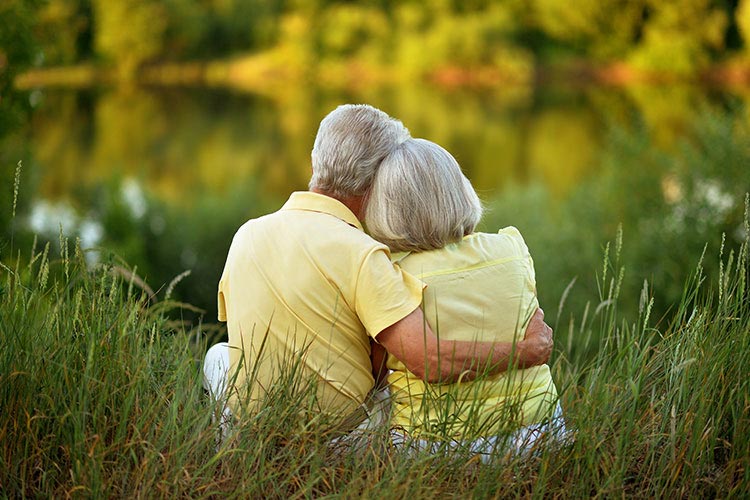 Imagen mujer y hombre de edad avanzada abrazados