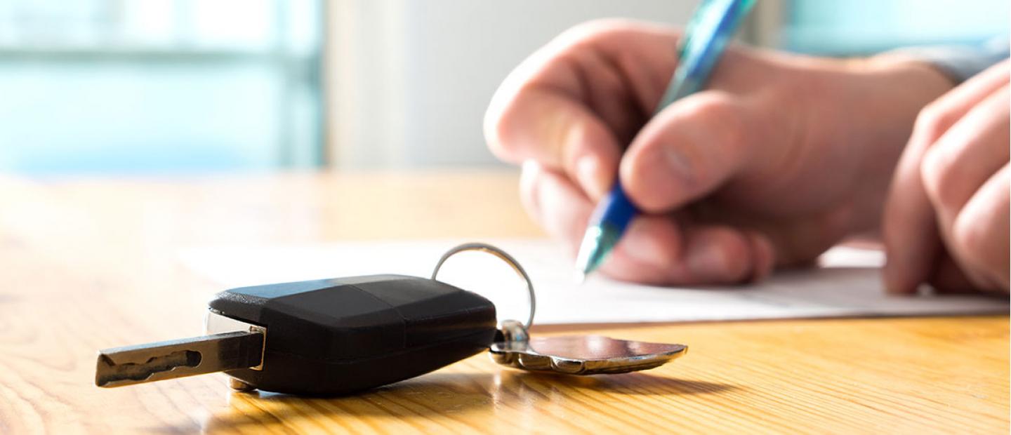 Imagen mano firmando un contrato de coche