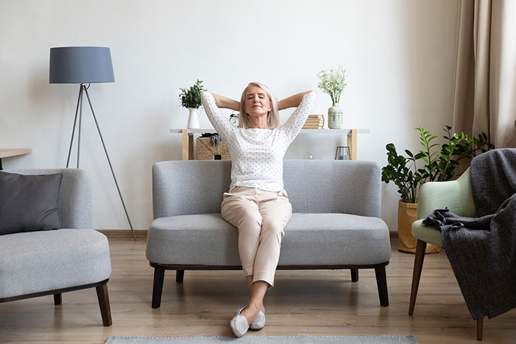 Imagen de mujer descansando en el sofá
