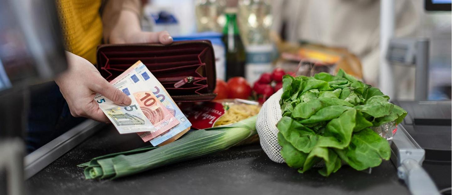 Dinero en efectivo pierde presencia