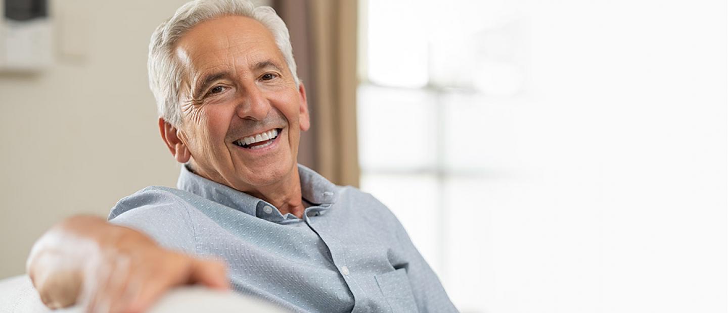 Imagen hombre jubilado sentado en su sofá