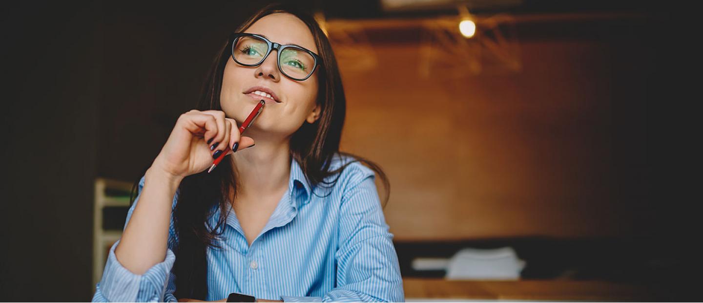 Imagen mujer pensativa