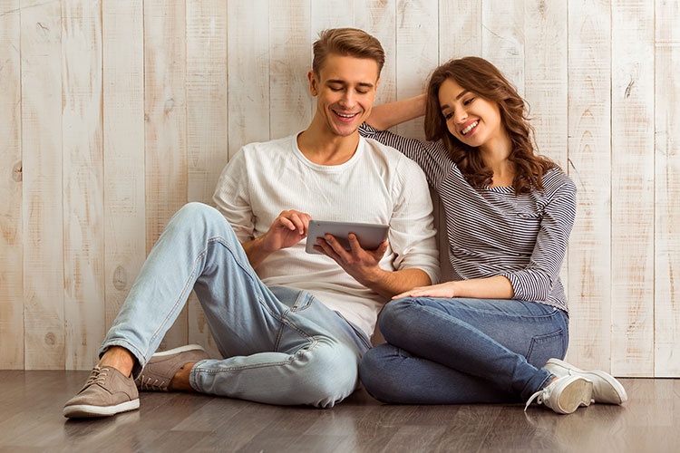 Imagen chica y chico jovenes revisando la tablet