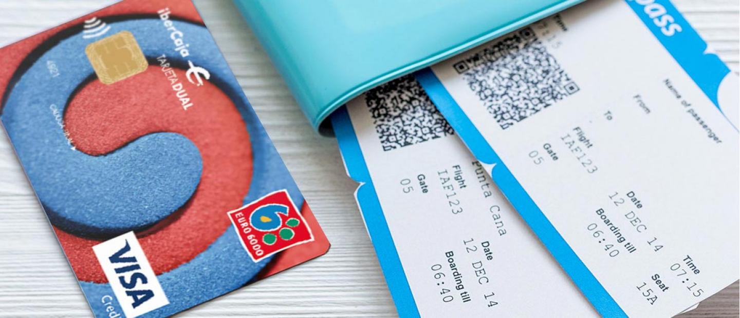 Imagen tarjeta dual y dos billetes de avión
