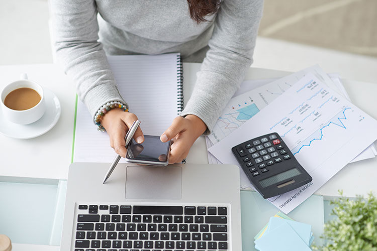 Imagen mujer calculando datos en su oficina