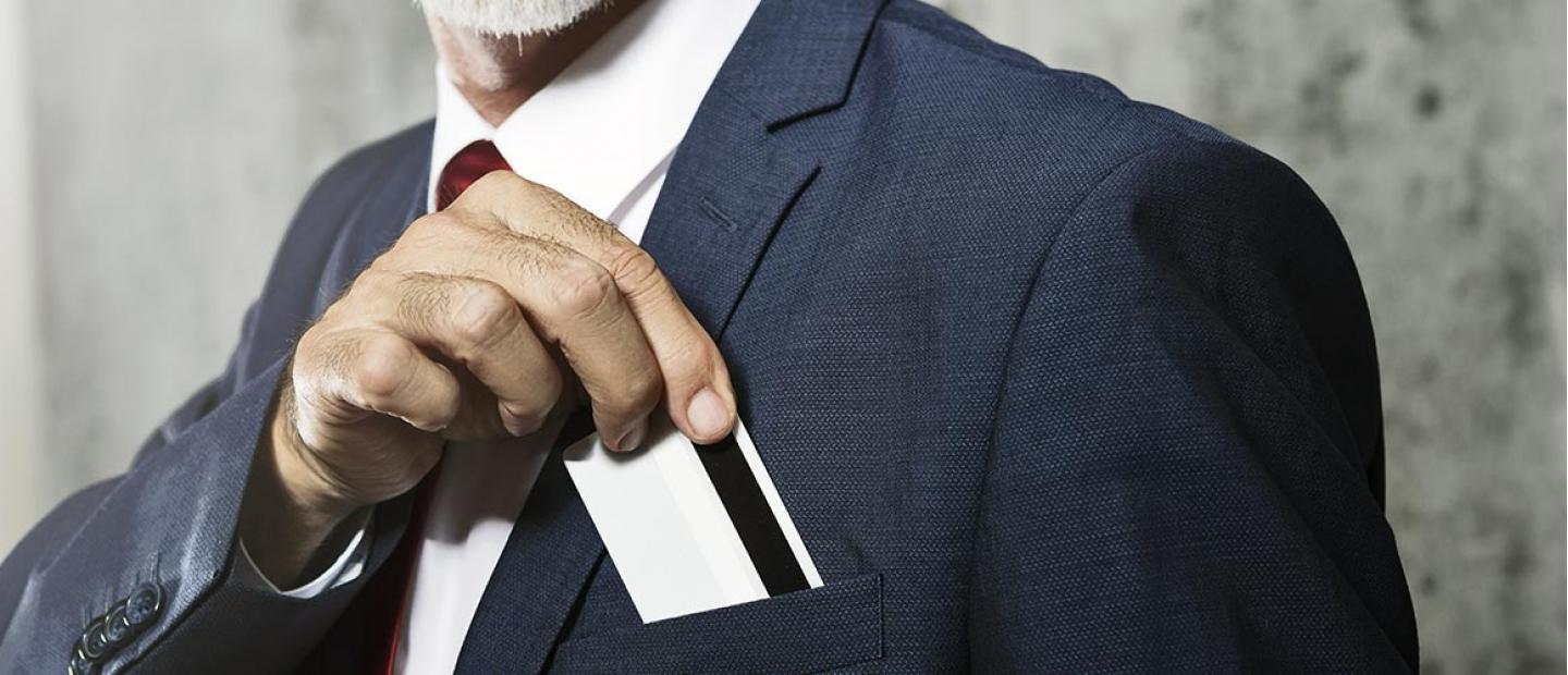 Imagen hombre metiendo tarjeta en el bolsillo de la americana