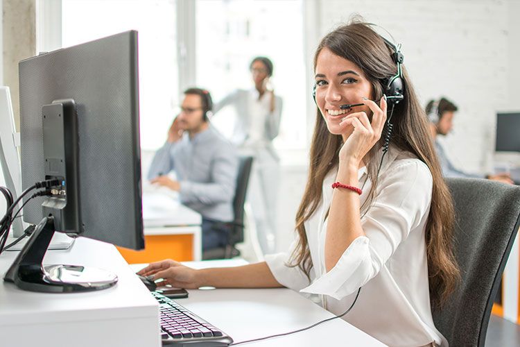 Imagen mujer teleoperadora en la oficina