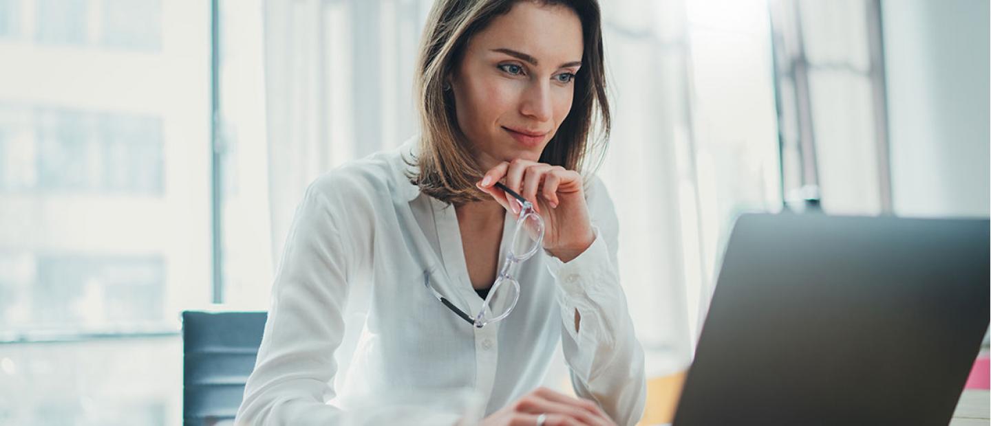Imagen mujer revisando ordenador