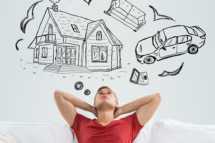 Imagen chico imaginando cosas en el sofá