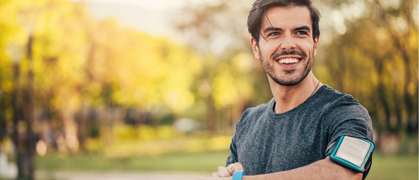 Imagen chico corriendo por el parque