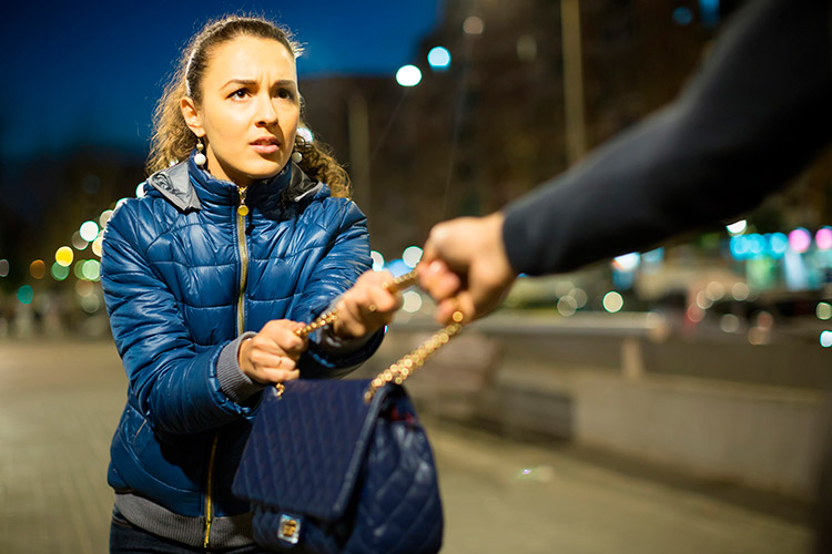 Imagen chica joven que le están robando el bolso en la calle