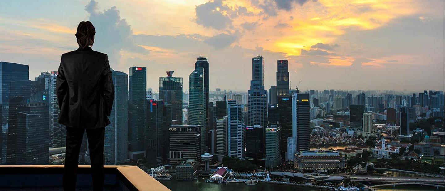 Imagen empresario viendo vistas de rascacielos desde una terraza
