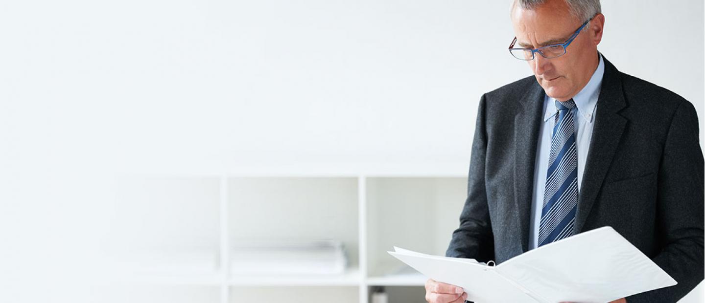 Imagen empresario revisando documentación