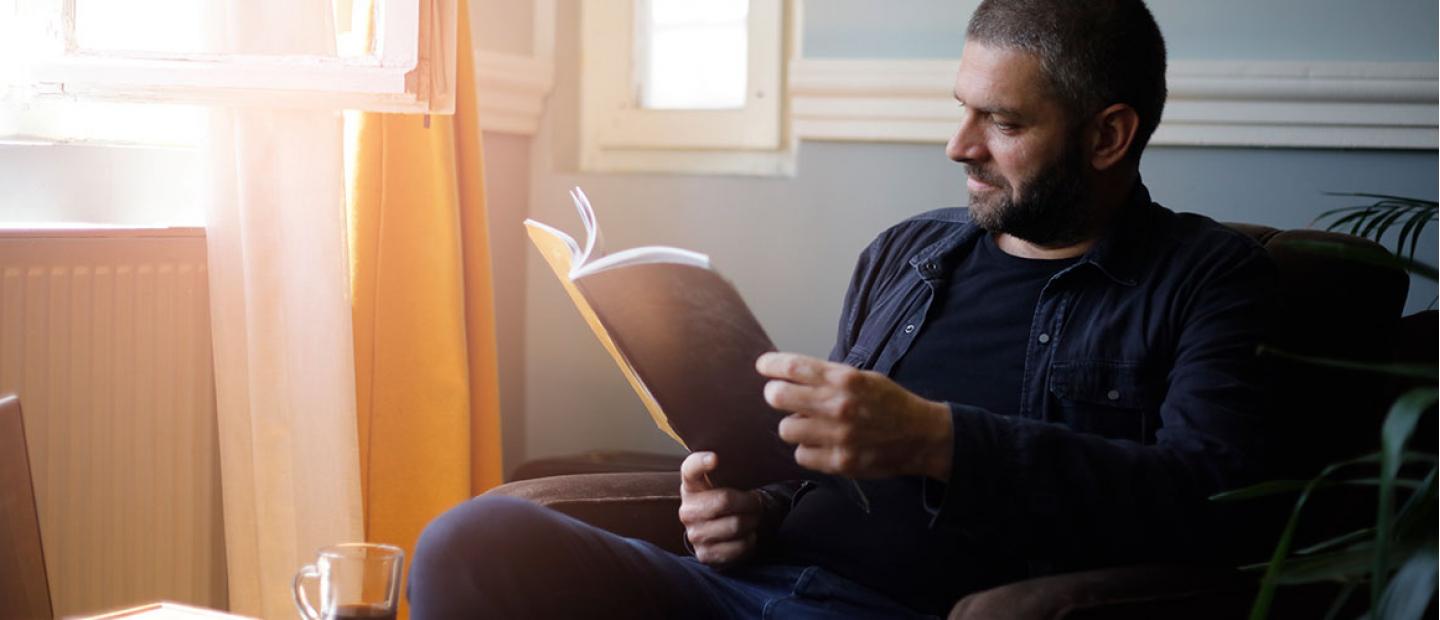 Imagen hombre leyendo un libro