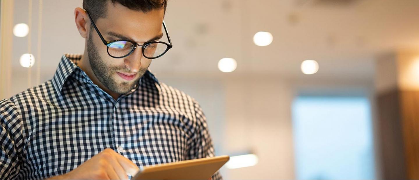Imagen hombre revisando la tablet