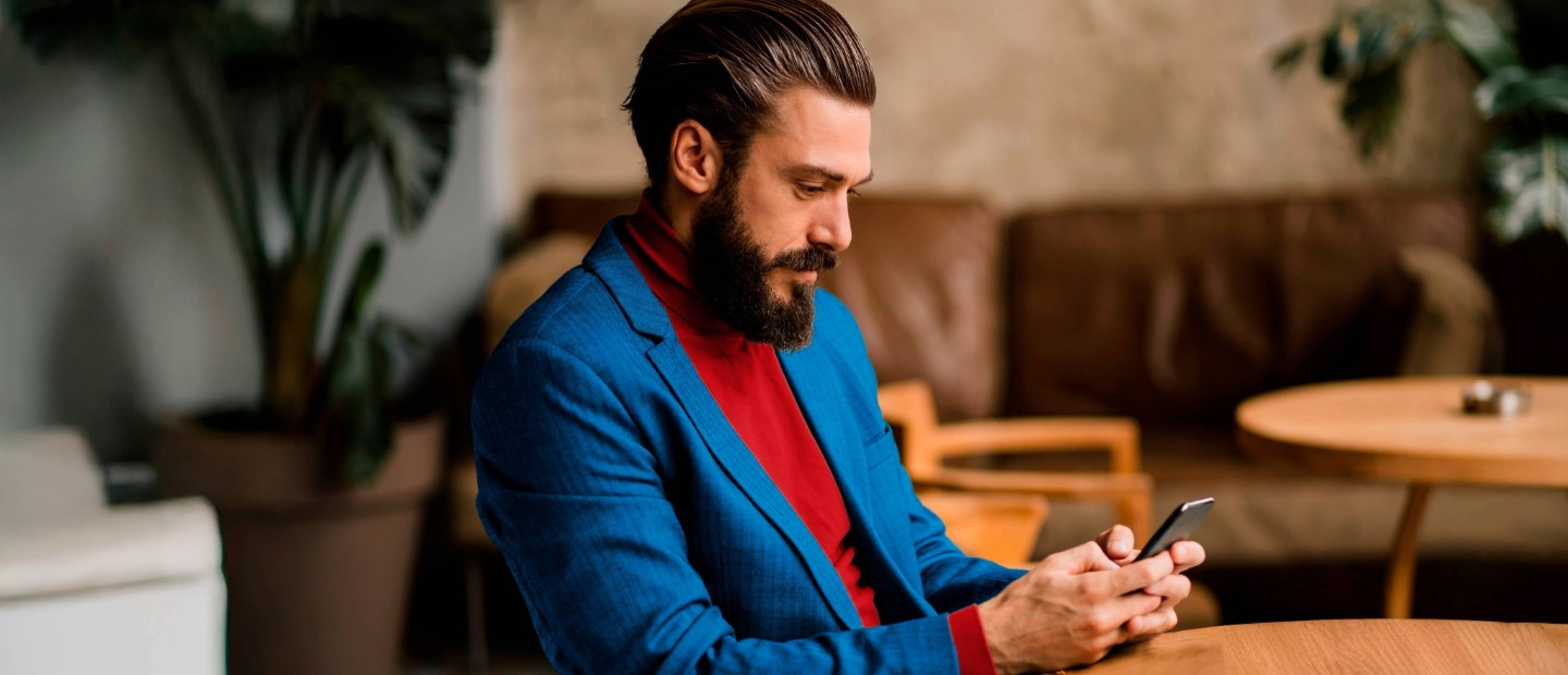Imagen hombre con traje chateando con el móvil